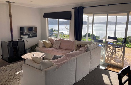 Taharoa House | Remote waterfront bach retreat