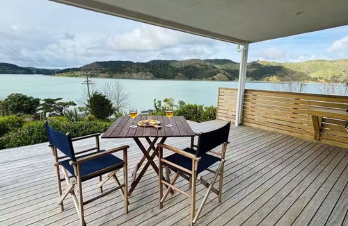 Taharoa House | Remote waterfront bach retreat
