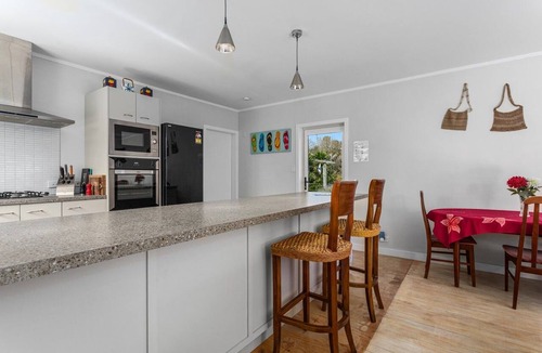 Tirohanga Cottage | Renga Renga Retreat – Garden Cottage Near the Beach