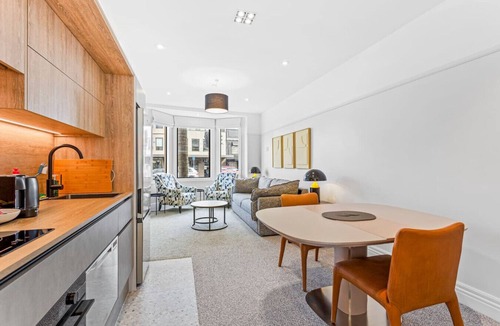 St. Mary's Bay Apartment | Renovated Jervois Road King Bed Parking