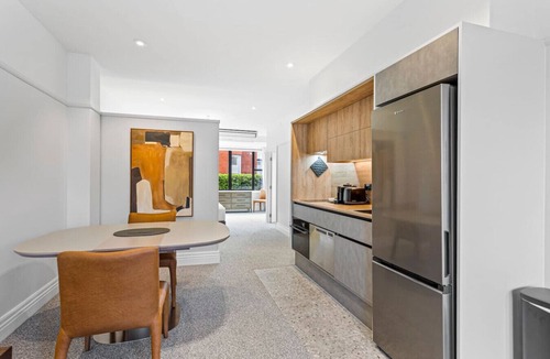 St. Mary's Bay Apartment | Renovated Jervois Road King Bed Parking