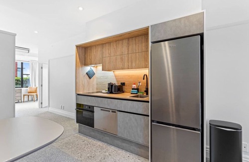 St. Mary's Bay Apartment | Renovated Jervois Road King Bed Parking