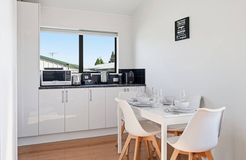 Owhata House | Retreat@23B - Stylish 2BR, Covered Deck, Sleeps 4