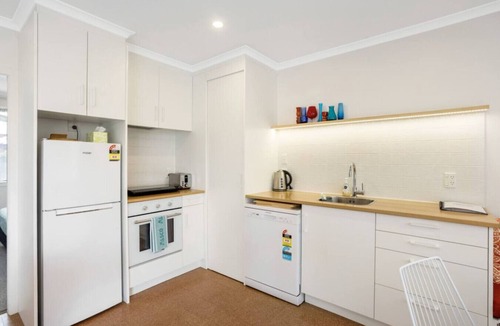 St. Clair Apartment | Retro Retreat | Walk to St Clair Beach