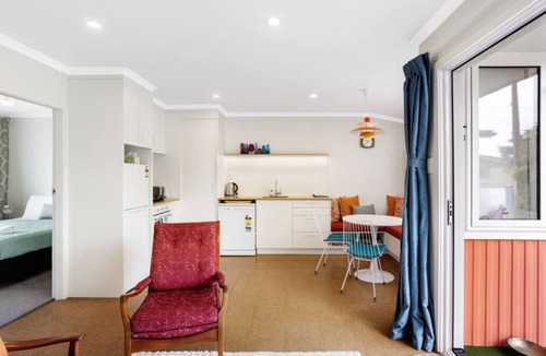 St. Clair Apartment | Retro Retreat | Walk to St Clair Beach