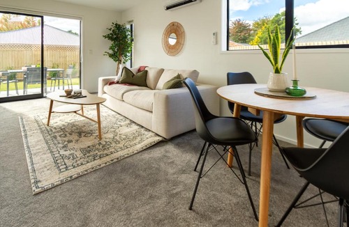 Upper Riccarton Apartment | Riccarton 2 bed 1 bath w/garage