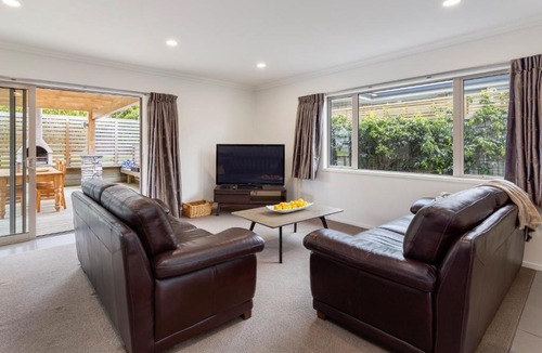 Wharewaka House | Rise and Shine - Taupo