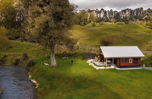 Waitomo District Cabin | Riverside Family Cabin Outdoor Bath Waitomo