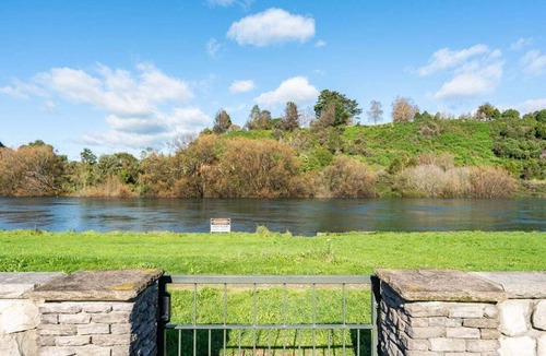 Rangatira Park House | Riverside Retreat - spa pool near the riverside
