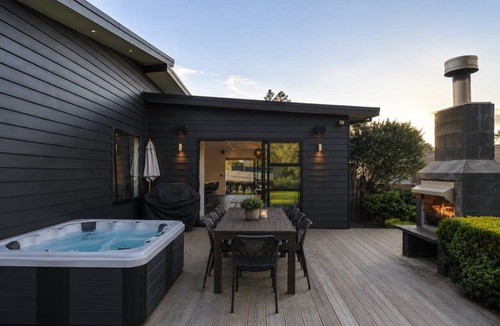 Rangatira Park House | Riverside Retreat - spa pool near the riverside