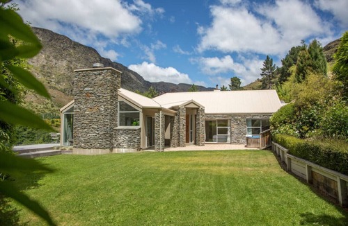 Arthur's Point House | Riverview Retreat Queenstown (4 Bed) by MajorDomo | Arthur`s Point Alpine Villa with Shotover River Views & Spa Pool.