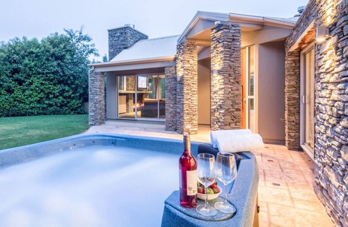Arthur's Point House | Riverview Retreat Queenstown (4 Bed) by MajorDomo | Arthur`s Point Alpine Villa with Shotover River Views & Spa Pool.
