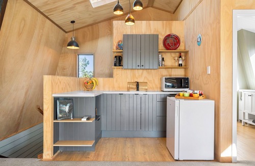 Laingholm House | Roberts Retreat - Auckland Holiday Home