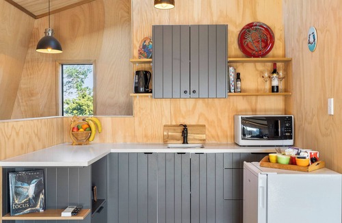 Laingholm House | Roberts Retreat - Auckland Holiday Home