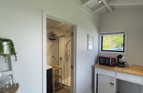 Te Anau Cottage | Romantic 1-bedroom guesthouse with all the extras!