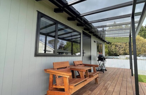 Te Anau Cottage | Romantic 1-bedroom guesthouse with all the extras!