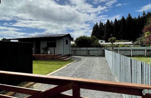 Te Anau Cottage | Romantic 1-bedroom guesthouse with all the extras!