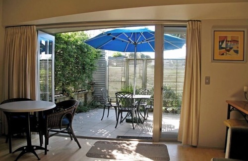 Oneroa Apartment | Romantic Beach Getaway