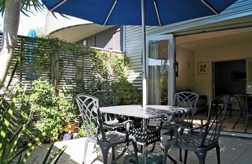 Oneroa Apartment | Romantic Beach Getaway