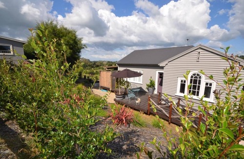 Waimauku Cottage | Romantic Retreat - Honeysuckle Cottage