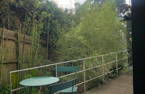 Remuera House | Room In flat is 1st door past carport