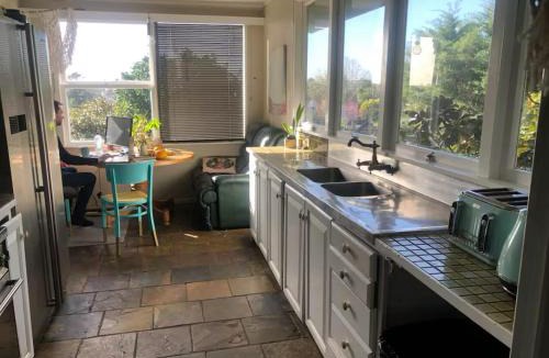 Remuera House | Room In flat is 1st door past carport