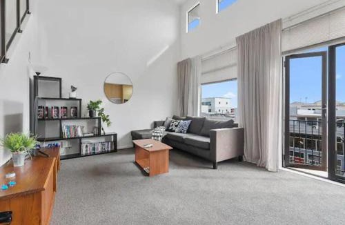 Eden Terrace Apartment | Roomy Loft 2 Bedroom with Free Parking Zodiak Stays