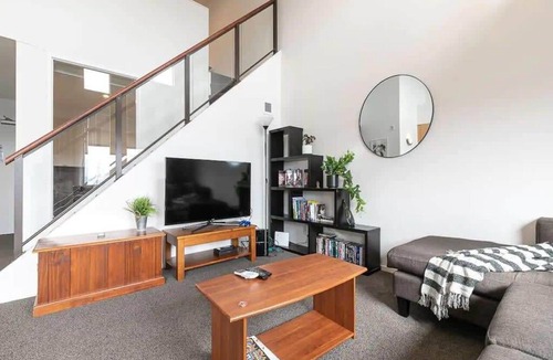 Eden Terrace Apartment | Roomy Loft with Free Parking by Zodiak Stays