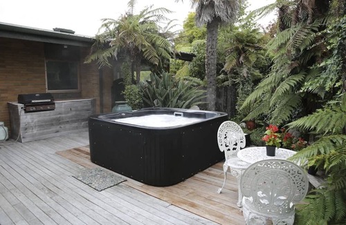 Kawaha Point House | Rose Lake Retreat - Spa Pool, Lake Views, Sleeps 8
