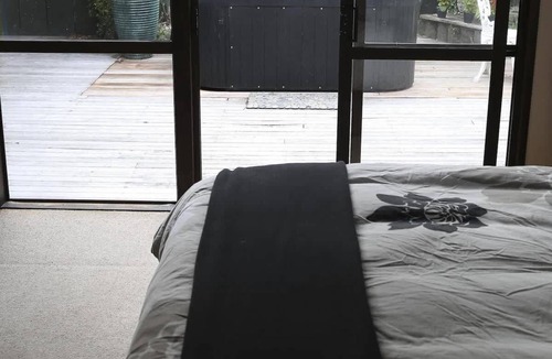Kawaha Point House | Rose Lake Retreat - Spa Pool, Lake Views, Sleeps 8