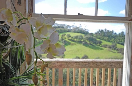 Waimauku Villa | Rosebud Cottage - Romantic Getaway