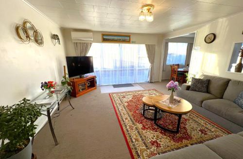 Rotorua House | Rotorua Holiday Home - Prime Location - With Garden