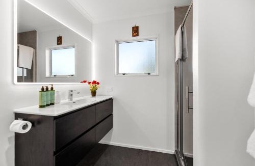 Owhata House | Rotorua Misty Lake Holiday Home