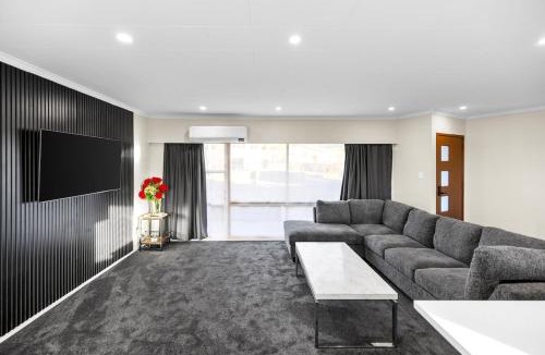 Owhata House | Rotorua Misty Lake Holiday Home