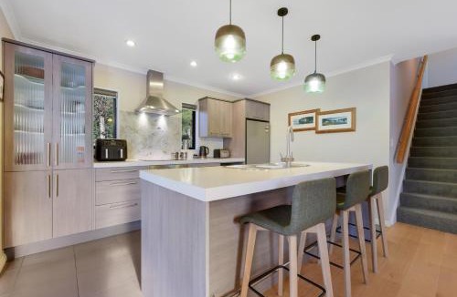 Ngaio Bay House | Roy-Al Retreat - Riwaka Holiday Home