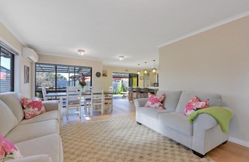 Ngaio Bay House | Roy-Al Retreat - Riwaka Holiday Home