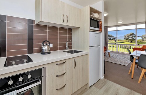 Ruakaka Hotel | Ruakaka Beach Front Motel