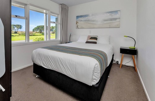 Ruakaka Hotel | Ruakaka Beach Front Motel