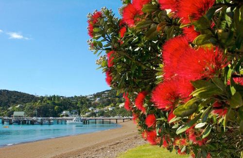 Russell Villa | Russell Accommodation - 9 The Strand - 4 Bedroom - Historic - Beach Front