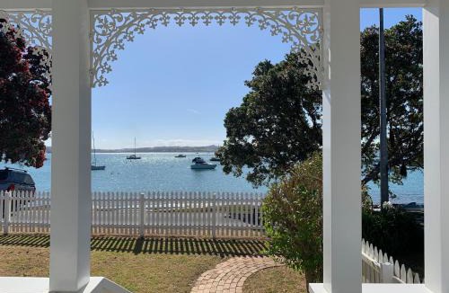 Russell Villa | Russell Accommodation - 9 The Strand - 4 Bedroom - Historic - Beach Front