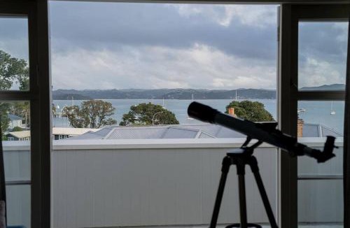 Russell House | Russell Accommodation Escape North - 6 Bedrooms - Russell Central - 14 Guests