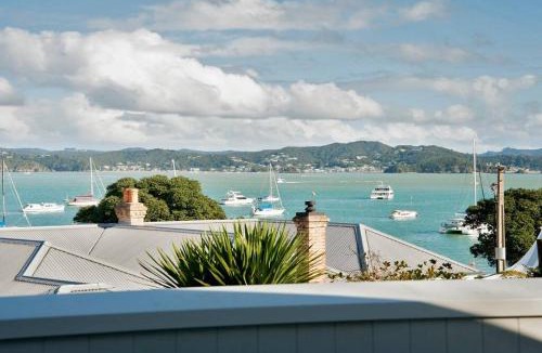 Russell House | Russell Accommodation Escape North - 6 Bedrooms - Russell Central - 14 Guests