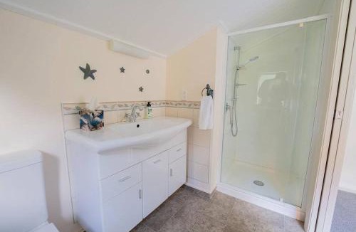 Russell House | Russell Accommodation Escape North - 6 Bedrooms - Russell Central - 14 Guests