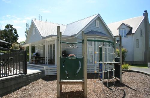 Russell House | Russell Cottages - Settlers Cottage - 3 Bedroom - POOL-SPA-BBQ