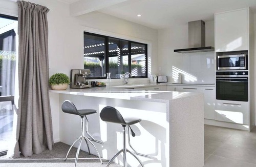 Russley House | Russley home near the airport, single level with parking