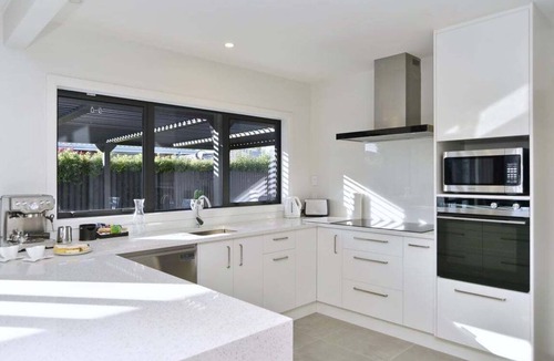 Russley House | Russley home near the airport, single level with parking