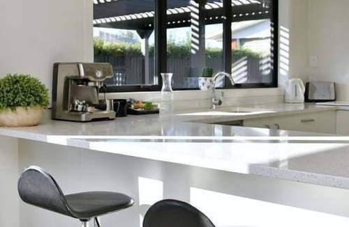 Russley House | Russley home near the airport, single level with parking