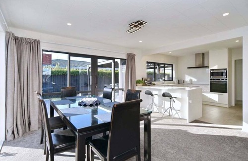 Russley House | Russley home near the airport, single level with parking