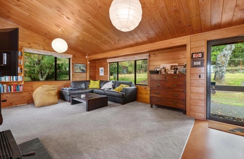 Nukuhau House | Rutherfurd Lakehouse - Taupō Holiday Home