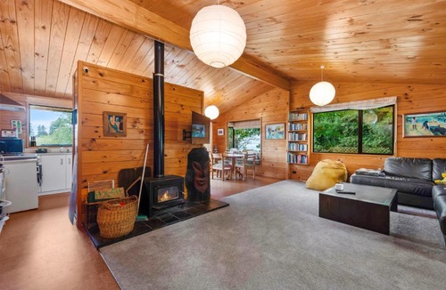 Nukuhau House | Rutherfurd Lakehouse - Taupō Holiday Home
